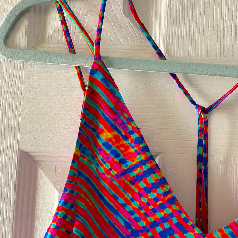 Summer silk top. Adjustable straps and tie. Great condition. No flaws.